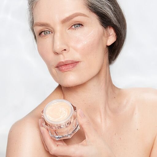 SET DE CUIDADO DE LA PIEL Y LOS LABIOS PARA UNA PIEL Y LABIOS MÁS RADIANTES Y VOLUMINOSOS