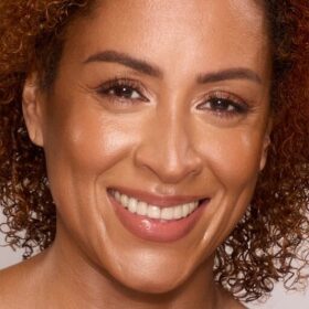 UNREAL SKIN SHEER GLOW TINT BASE DE MAQUILLAGE HIDRATANTE EN BARRA 11 TAN